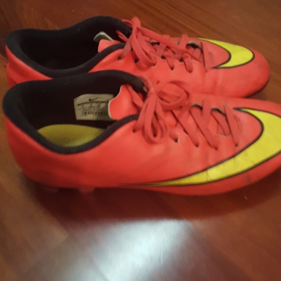 Soccer shoes - Picture 1 of 2