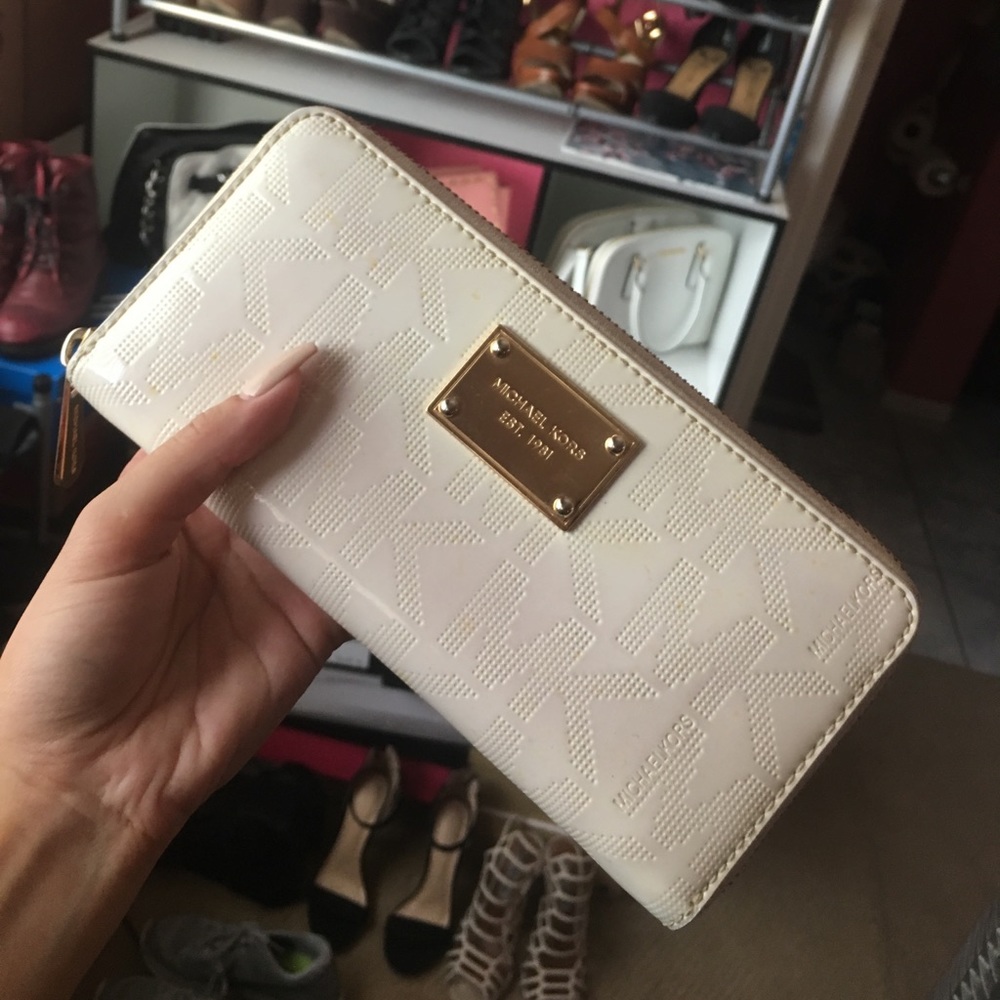 Michael Kors logo white jet set zip wallet
