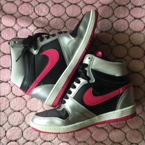 Woman Nike force sky high wedge sneaker