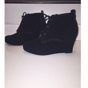 Dolce vita tie up fall booties!