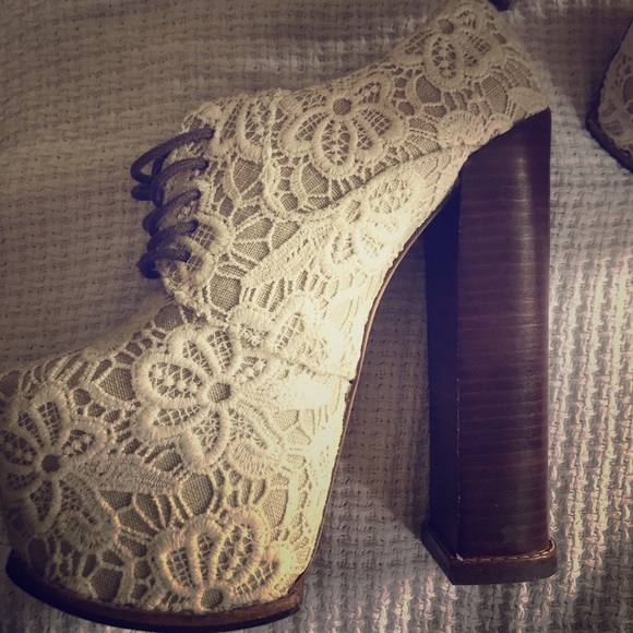 Shoes - Picture 1 of 3