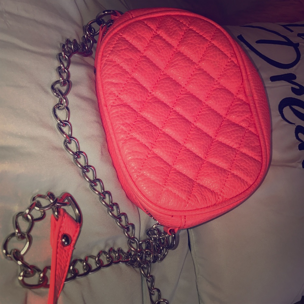 Over the shoulder small hot pink bag👛