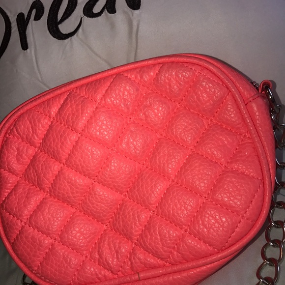 Over the shoulder small hot pink bag👛 - Picture 2 of 3