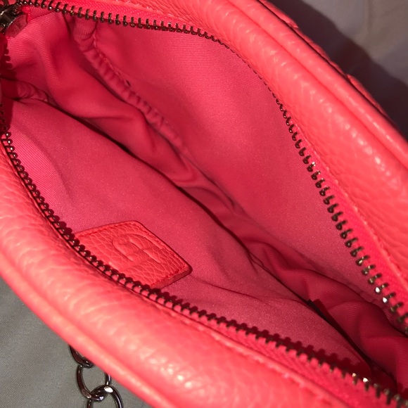 Over the shoulder small hot pink bag👛 - Picture 3 of 3