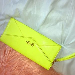 Small neon yellow Jessica Simpson clutch 👑