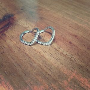 Stacking chevron rings