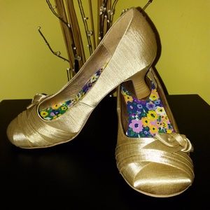 Cream Round Toe Low Pump NWOT