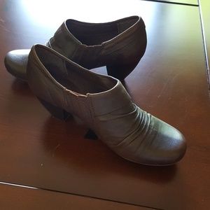 Baretraps heeled booties sz 8