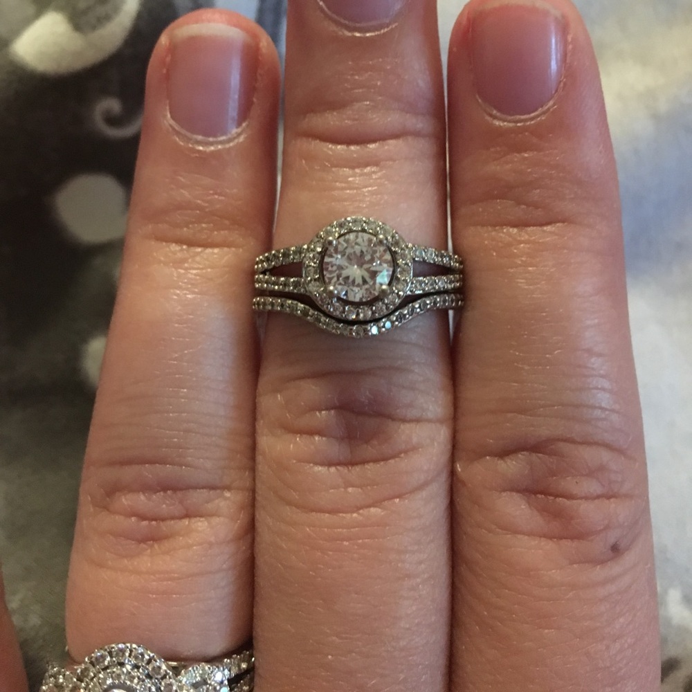 Round cut cubic zirconia wedding set