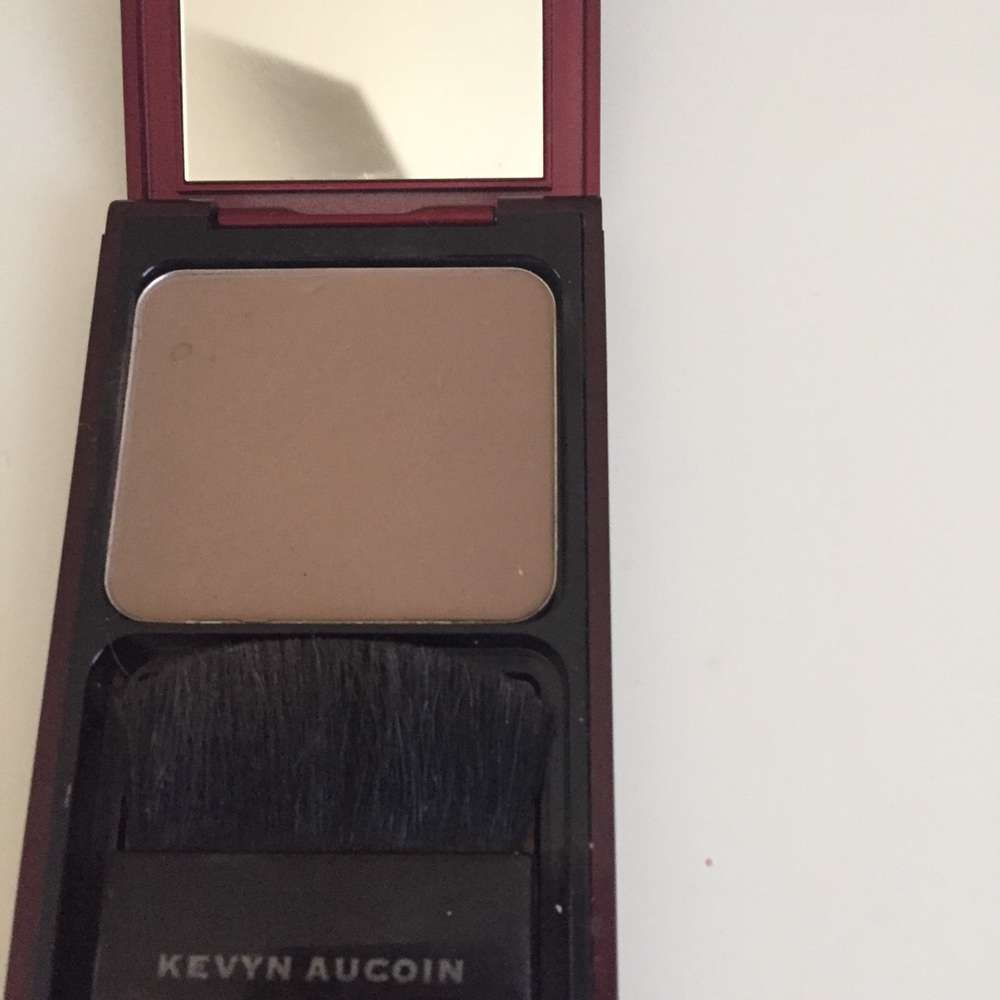 Kevyn Aucoin Sculting powder.
