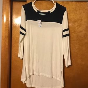 V-neck 3/4 sleeve shirt