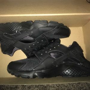 Black Nike Huarache Run (SOLD)