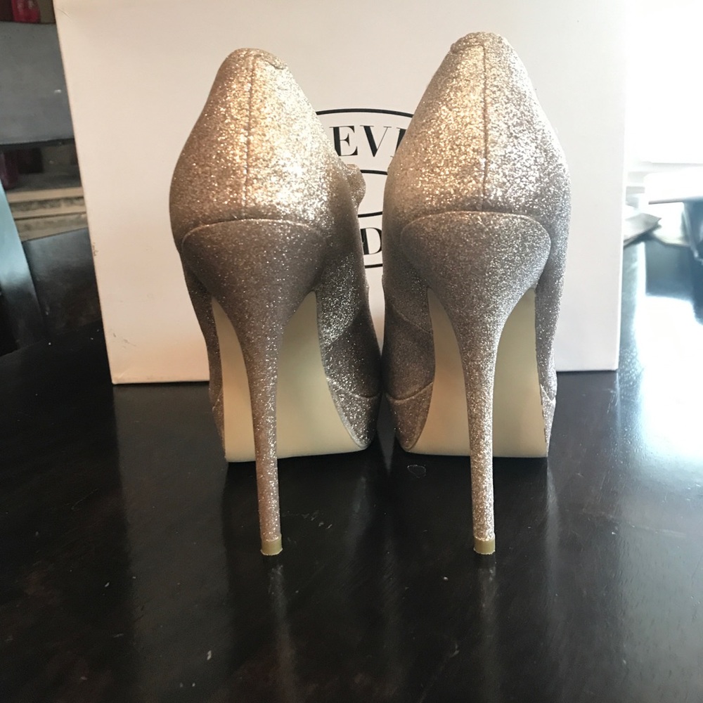Steve Madden Gaylee Gold Glitter Heel - Picture 5 of 5