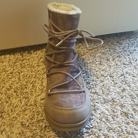 Boots - Picture 2 of 4