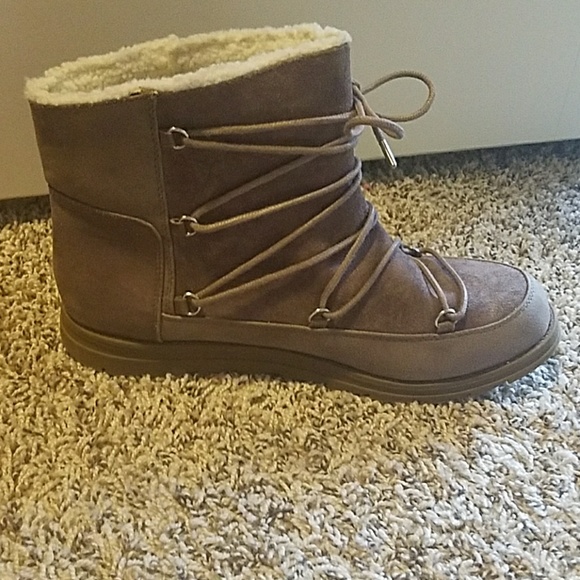 Boots - Picture 3 of 4