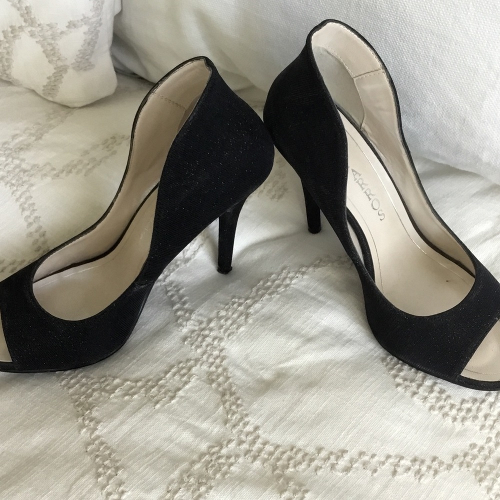 Black pump dress shoe