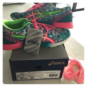 ASICS gel tennis shoe