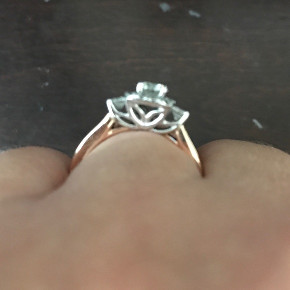 Engagement ring - Picture 5 of 6