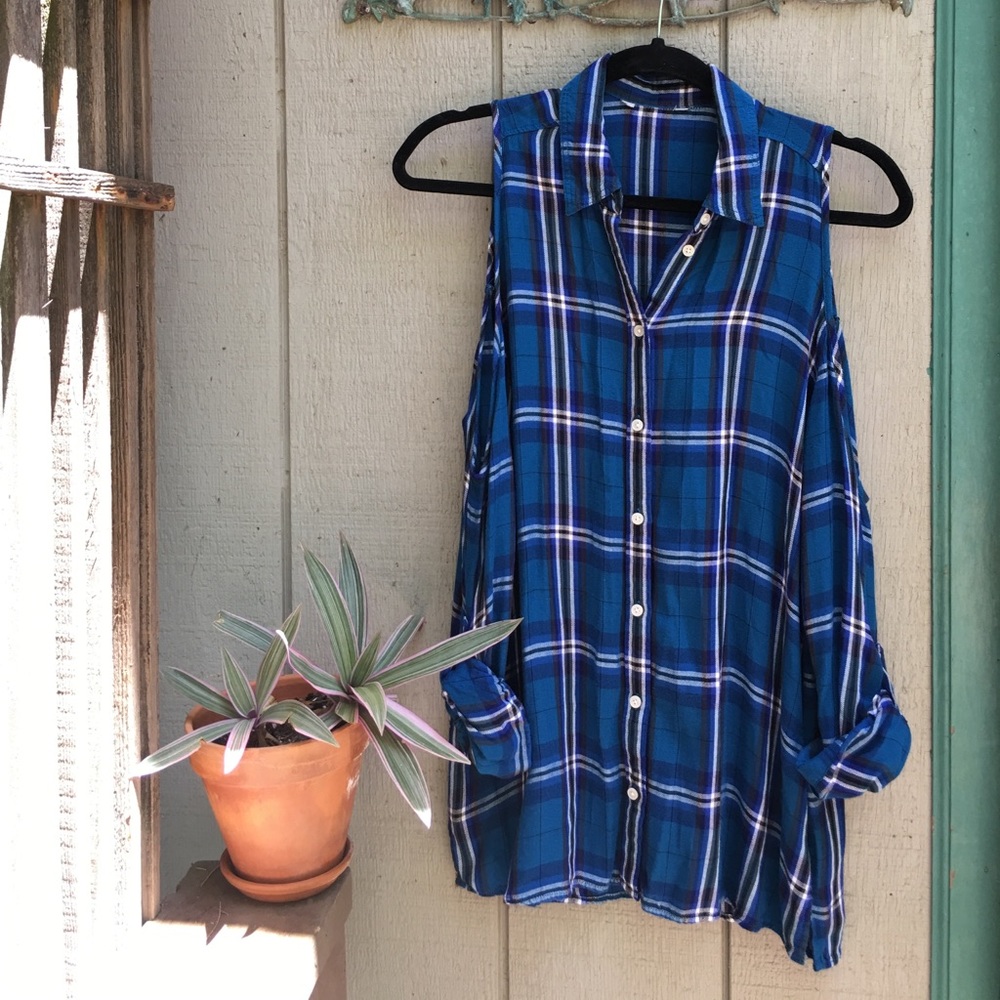 🌸SOLD🌸 Open shoulder lightweight flannel 💙