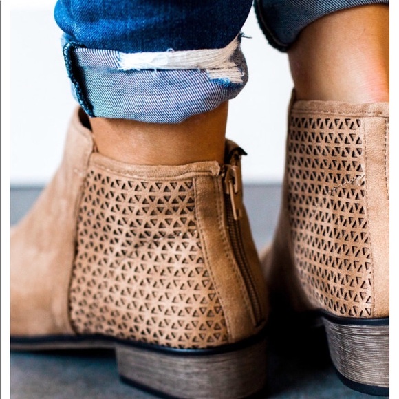 ❗️mark down last pair Cut Out Detailed Bootie Tan - Picture 4 of 5