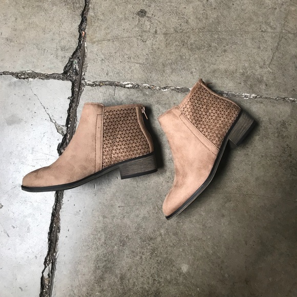 ❗️mark down last pair Cut Out Detailed Bootie Tan - Picture 5 of 5