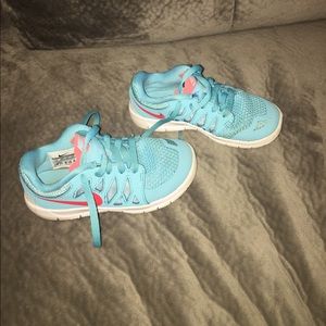 Toddler girls Nike Free 5.0 tennis shoes