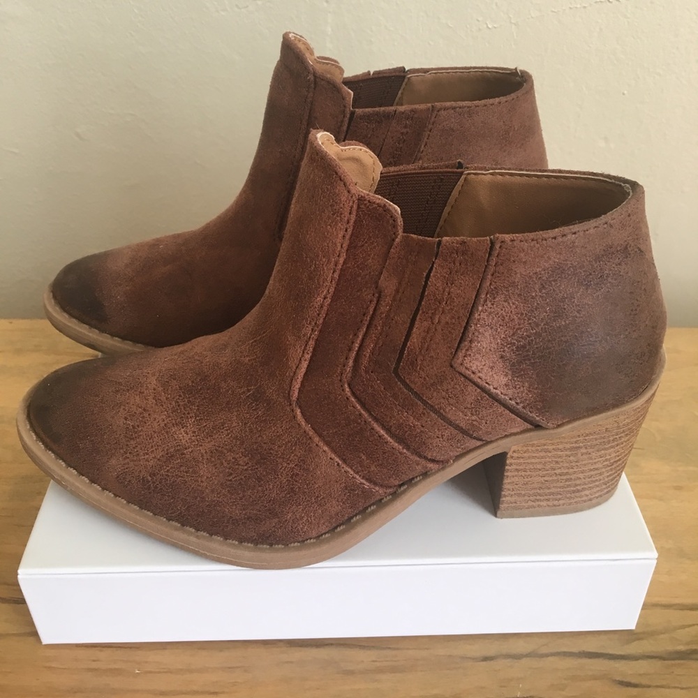 Qupid Chevron Gore Chelsea booties