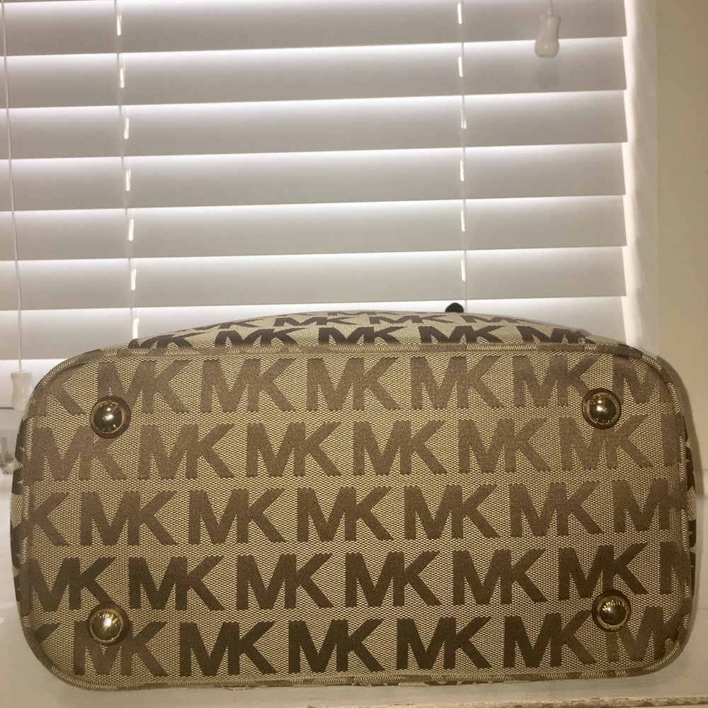 Michael Kors Jet Set EW Tote - Picture 5 of 8