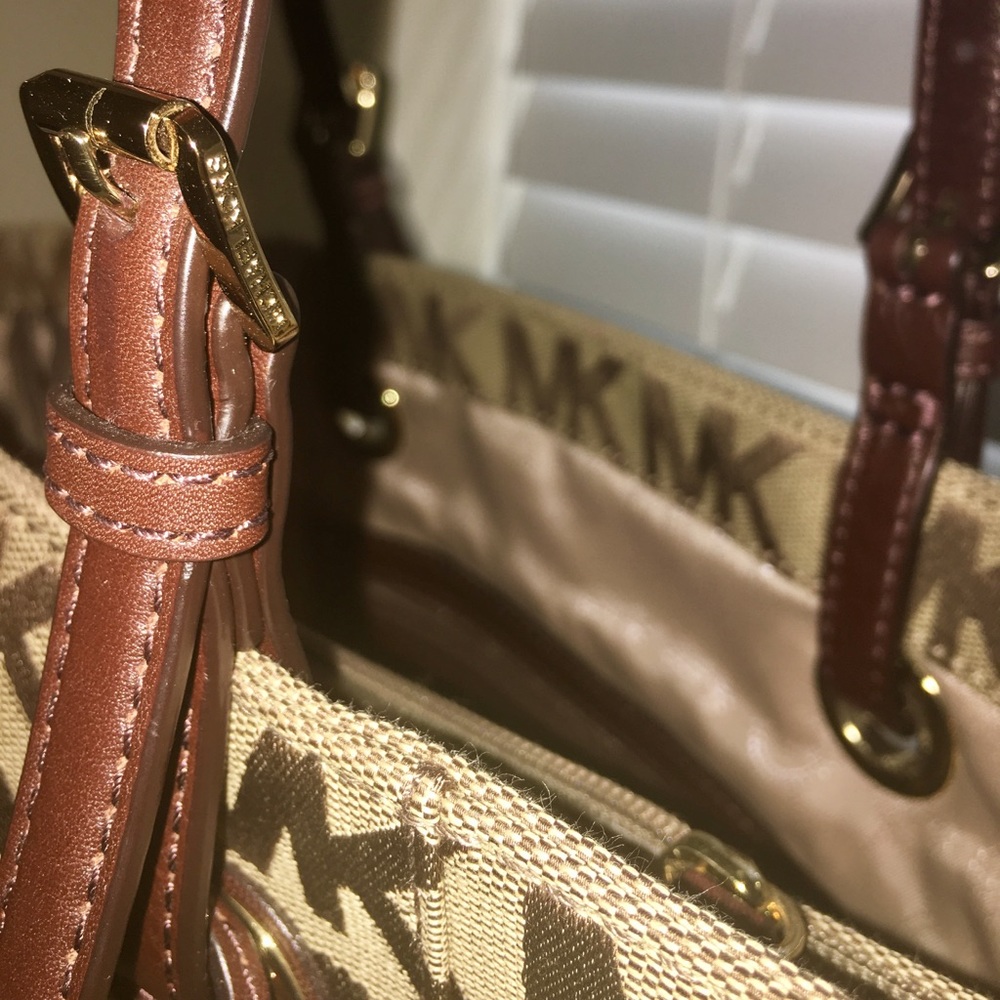 Michael Kors Jet Set EW Tote - Picture 8 of 8