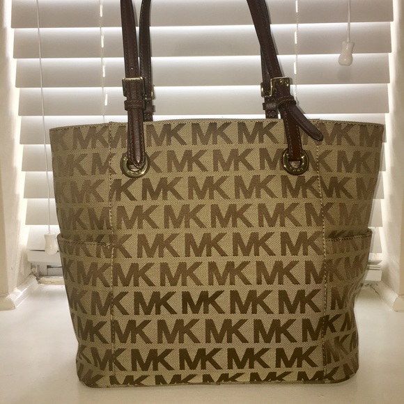 Michael Kors Jet Set EW Tote - Picture 4 of 8