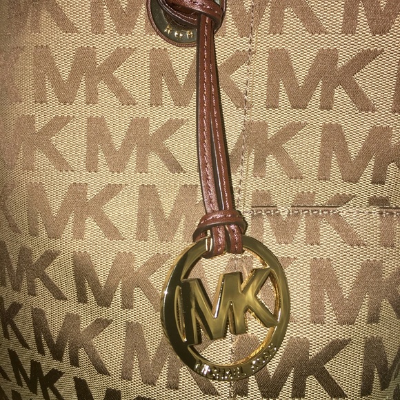 Michael Kors Jet Set EW Tote - Picture 6 of 8