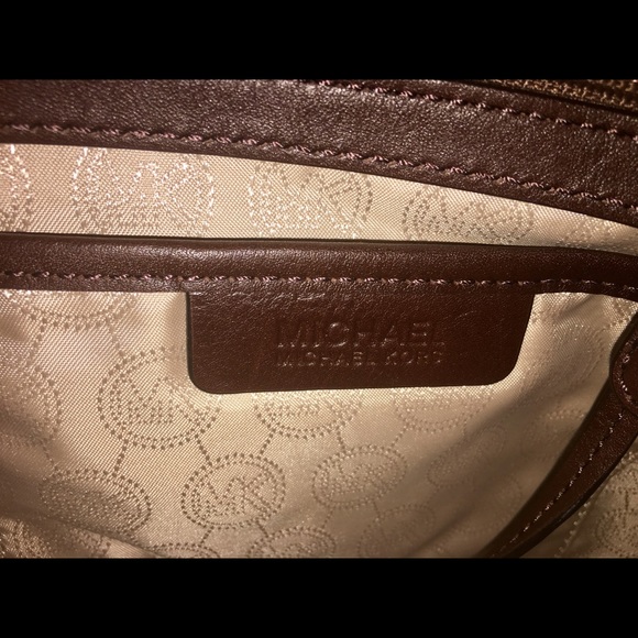 Michael Kors Jet Set EW Tote - Picture 7 of 8