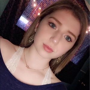 Meet your Posher, Elise