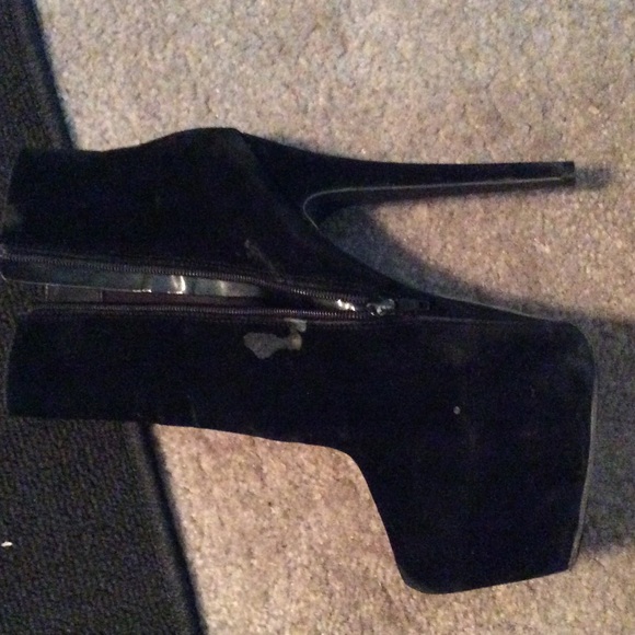 Black heels - Picture 2 of 3