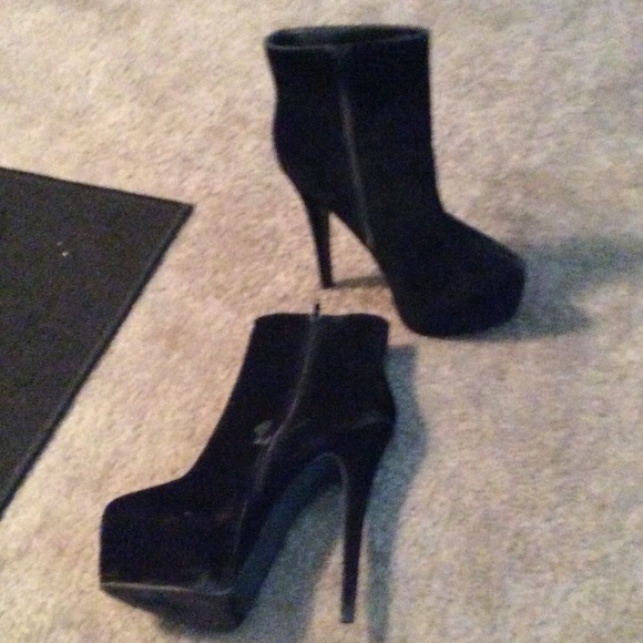 Black heels - Picture 3 of 3