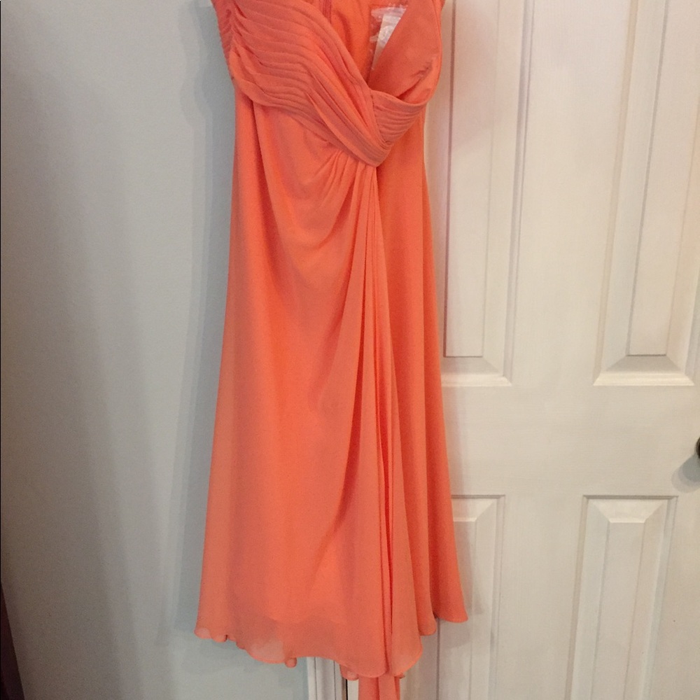 Elegant Coral Gown - Picture 2 of 8