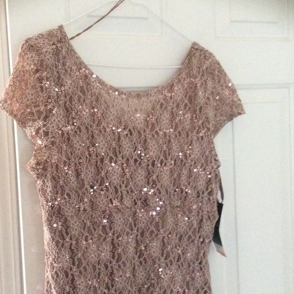 Short dress, with cap sleeves.