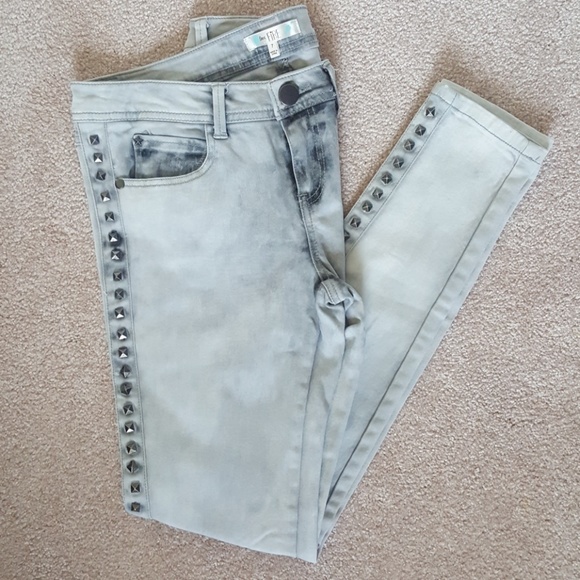 Studded Acid Wash Jeans - Picture 5 of 8