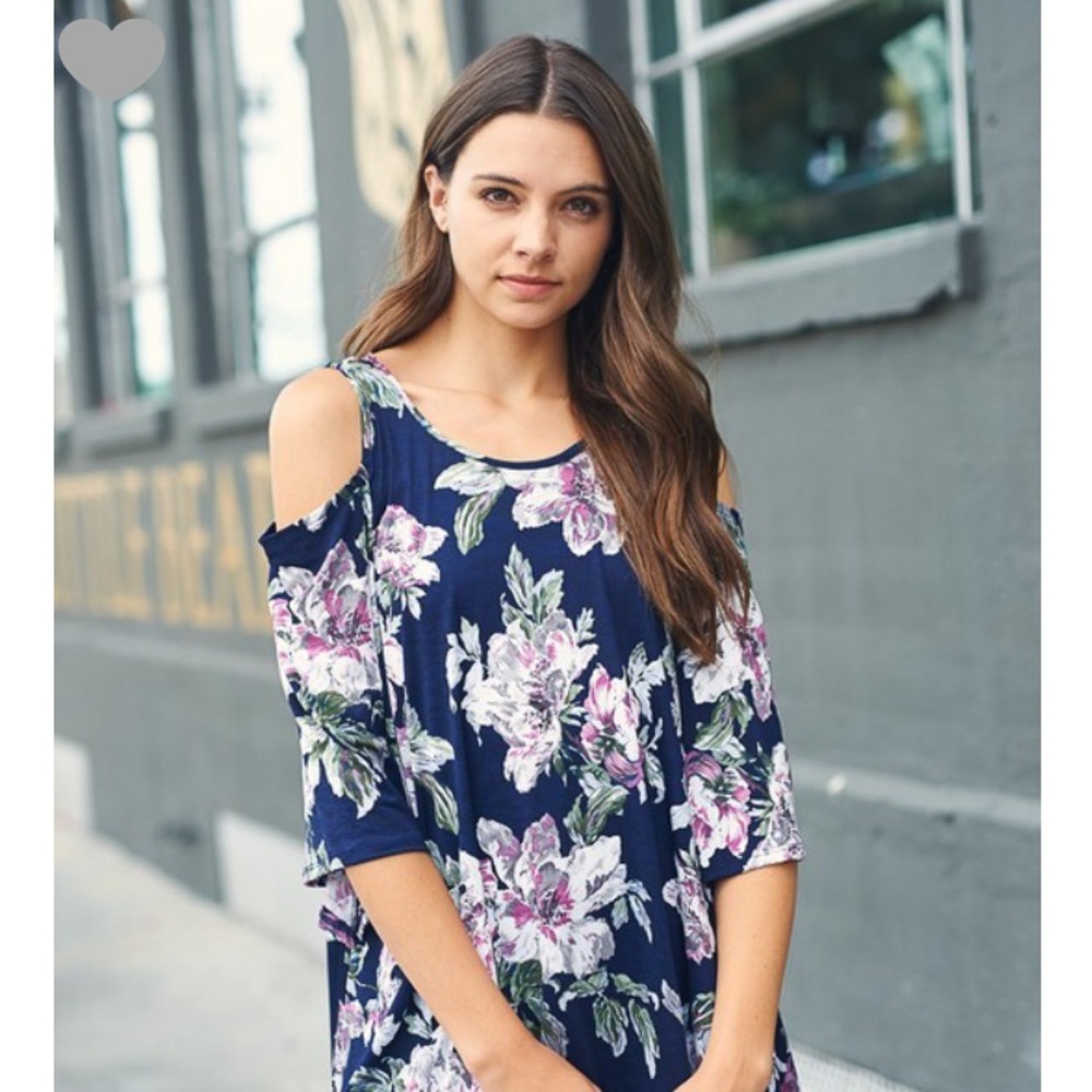 ❗️Last 1! M Navy Floral cold shoulder top - Picture 3 of 3