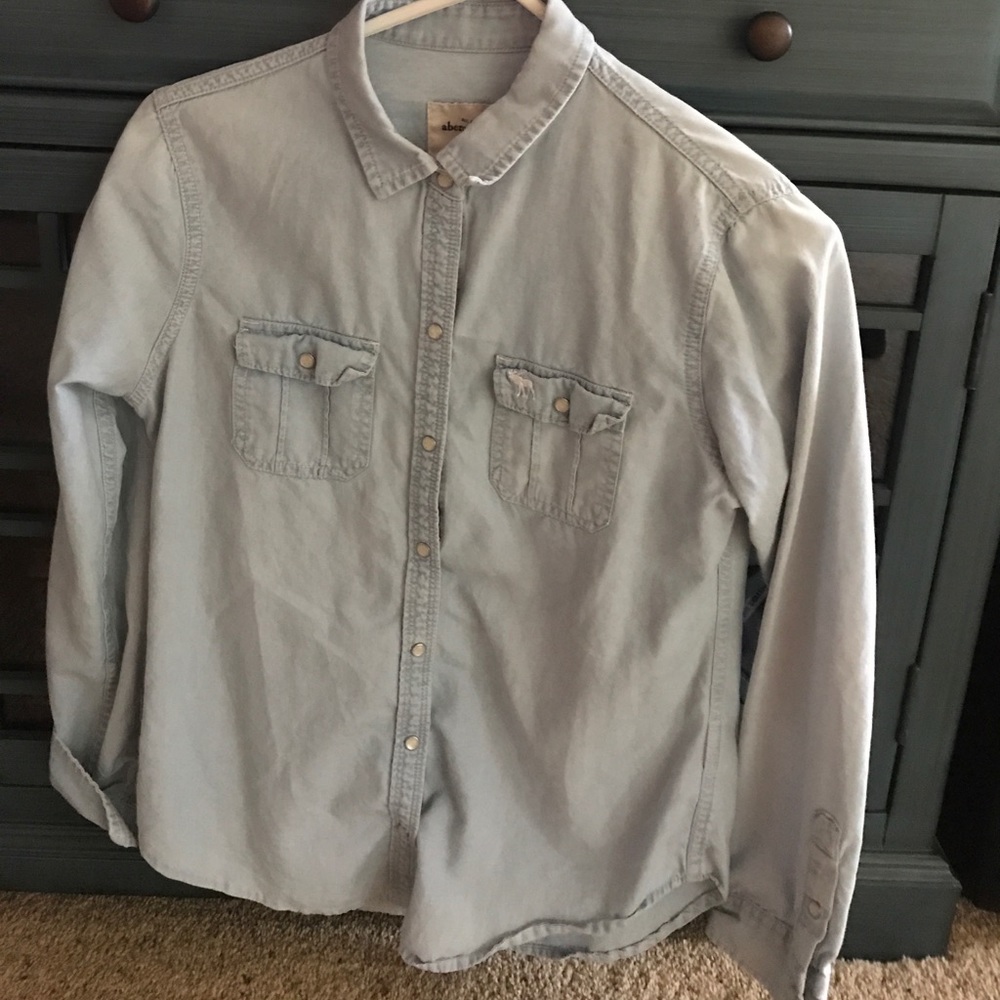 Denim button down. In great condition. Barely worn