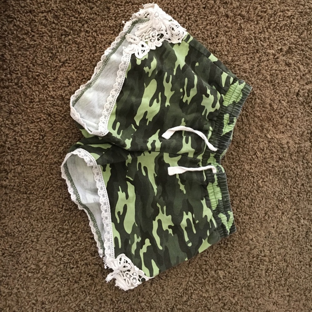 Camouflage lace shorts