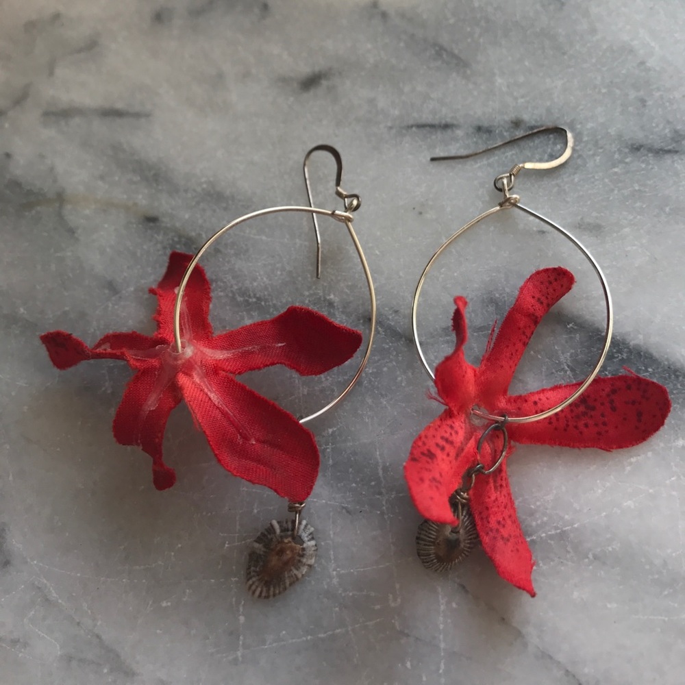 Silver hoop earring with flower and shell