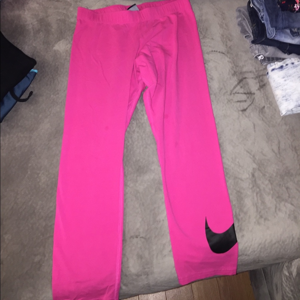 Women's pink Nike workout cropped leggings