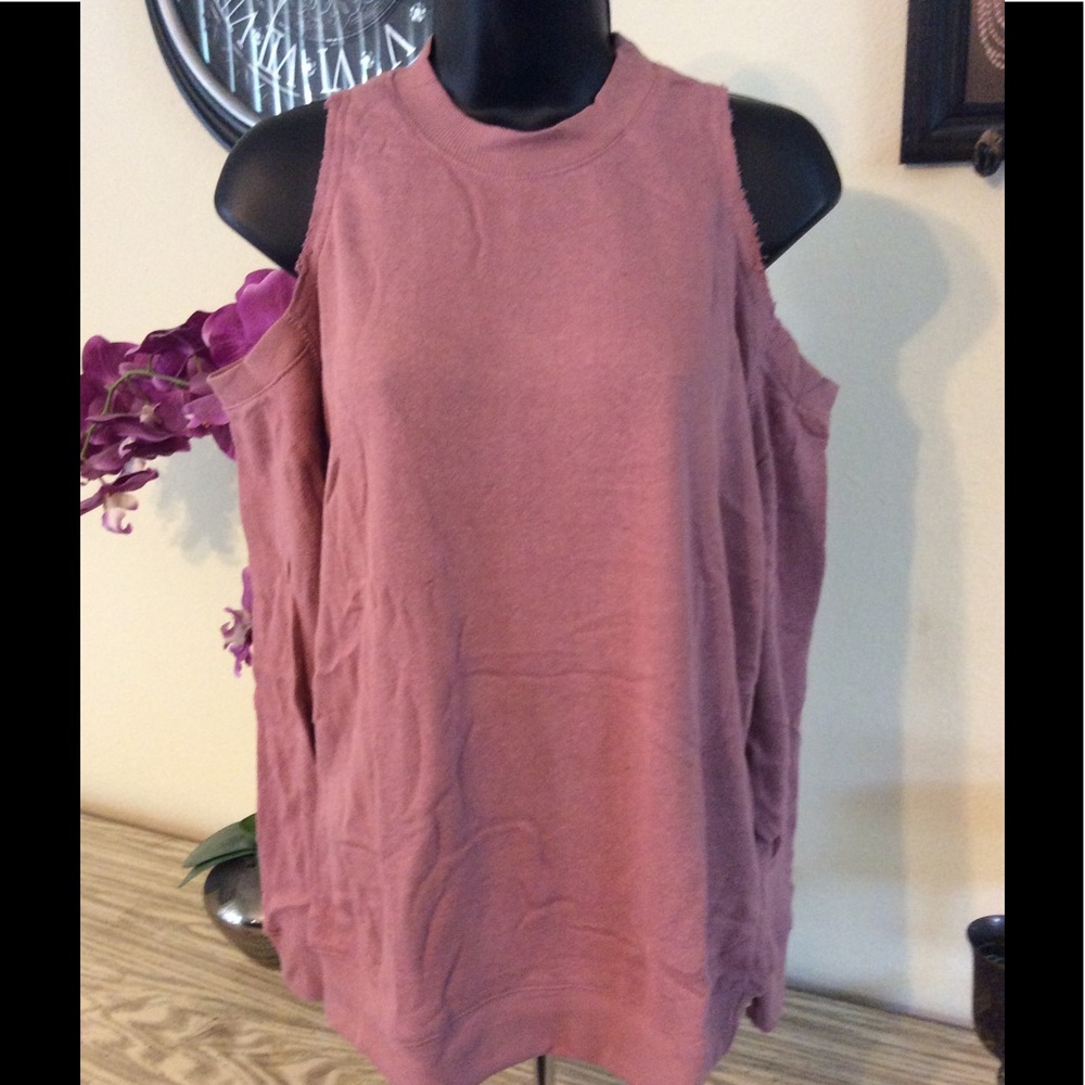 Sale❗️Distressed Cold Shoulder Top - Picture 4 of 4