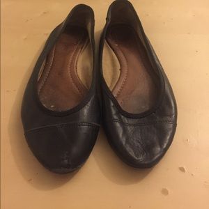 Black flat ballet shoes