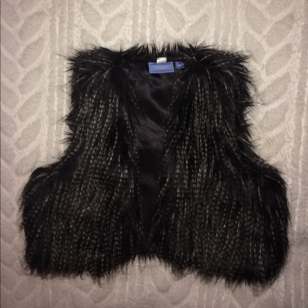SALE!!!! Simply Vera Wang Cropped Faux Fur Vest