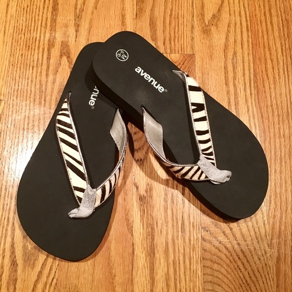 New Avenue Zebra fur thongs SZ 9/10W - Picture 1 of 3