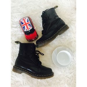 🇬🇧RESERVED🇬🇧 Classic Black Doc Martens