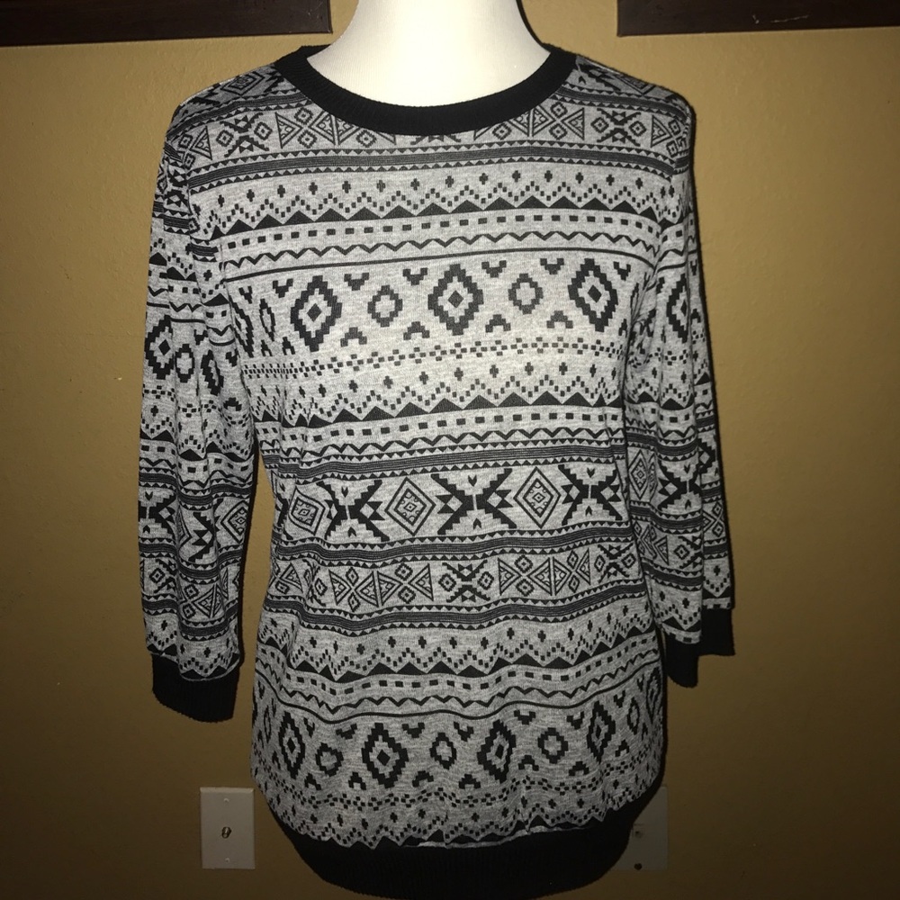 Black trim crop sleeve top