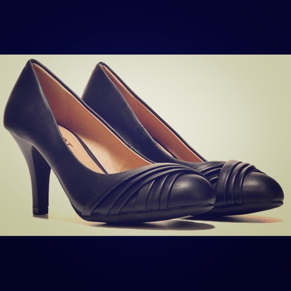 Report Black Heels (size 9)